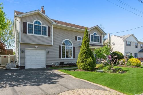 42 Weston Ave, Deer Park, NY 11729-6046