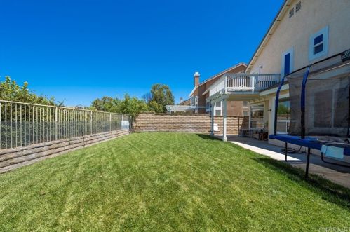 27543 Courtview Dr, Santa Clarita CA  91354-1601 exterior