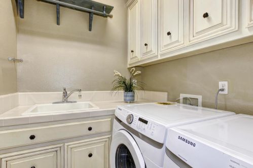 1000 Souza Dr, Folsom CA  95762-7550 exterior