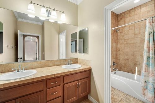 1050 Straightaway Ct, Oceanside CA  92057-1949 exterior