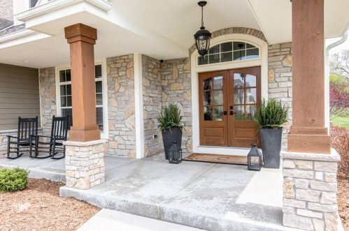 1130 Colonial Dr, Chenequa, WI 53029-8016
