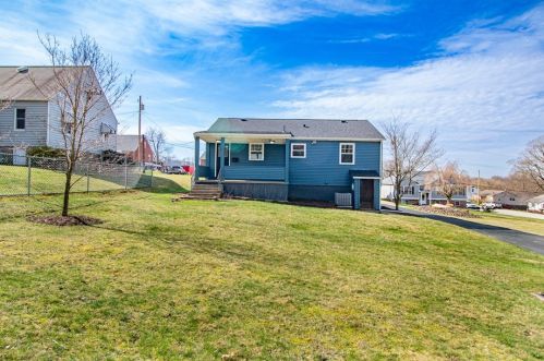 220 Beverly Dr, New Kensington PA  15068-3208 exterior