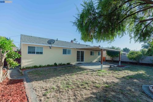 1825 Via Amigos, San Lorenzo CA  94580-2013 exterior
