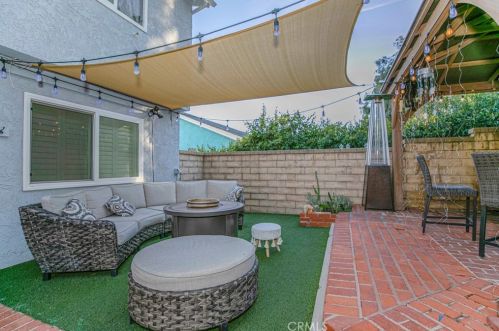 27067 Alabastro Dr, Santa Clarita CA  91354-2215 exterior