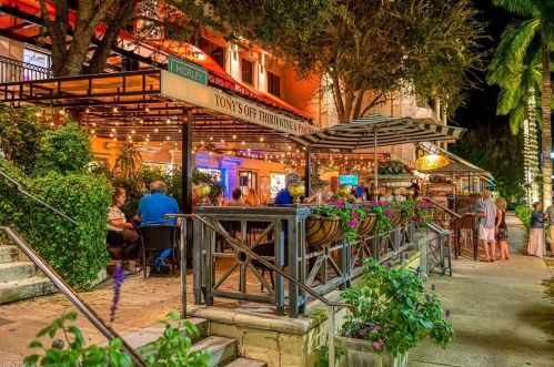 72 7th St, Naples FL  34102-6126 exterior