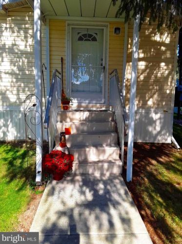 55 Madge Dr, Lancaster, PA 17603-4049