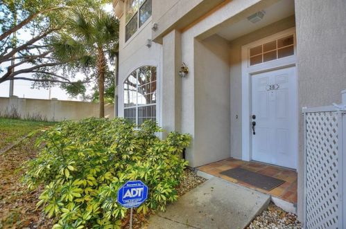6954 Della Dr, Orlando, FL 32819-5408