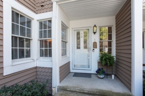2 Stone Edge Rd, Bedminster, NJ 07921-1643