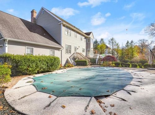 17 Roseview Ct, Bridgeport CT  06611-2078 exterior