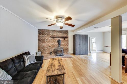 4326 Granby Rd, Woodbridge VA  22193-2514 exterior