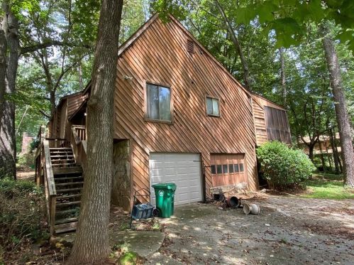 799 Lost Creek Cir, Stone Mountain, GA 30088-2122