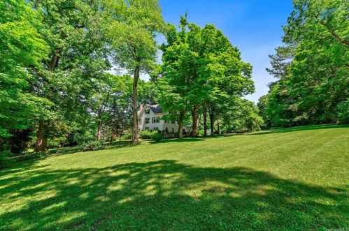 650 Pinesbridge Rd, Yorktown Hgts, NY 10598-1414