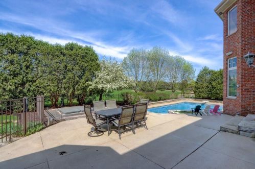 917 Evergreen Cir, Chenequa WI  53029-8636 exterior