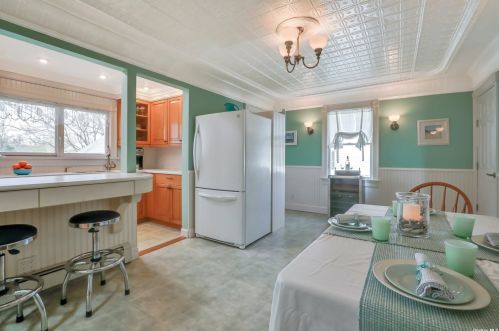 74 Division Ave, West Sayville, NY 11796-1302