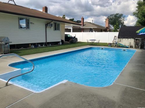 43 10th St, Deer Park, NY 11729-4123