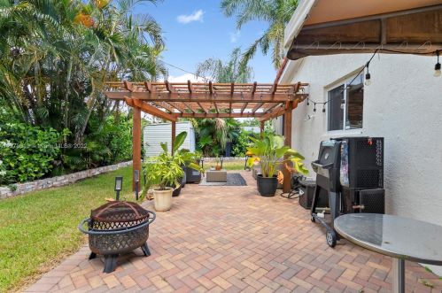 1124 13 Ter, Hollywood FL 33019-3115 exterior