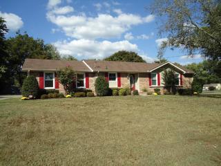 137 Edgewood Dr, Hendersonville, TN 37075-4226