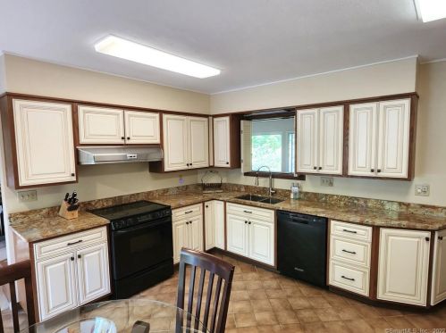 247 Duncaster Rd, Bloomfield, CT 06002-1140