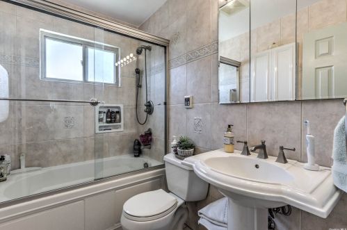 114 Granada Pkwy, North Lindenhurst NY  11757-6013 exterior