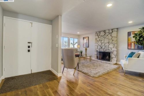 5862 Shadow Ridge Dr, Hayward, CA 94552-1800