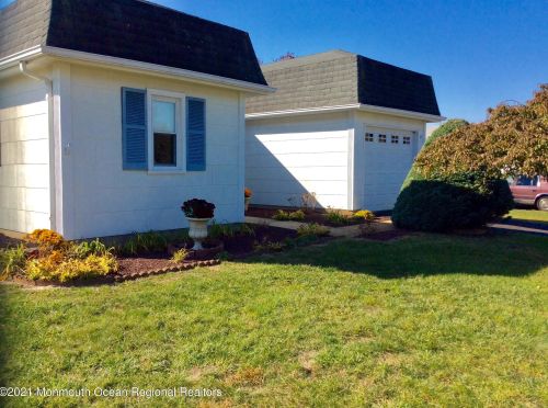 17 Phillips Rd, Bricktown, NJ 08724-2440