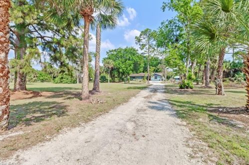680 6th St, Naples, FL 34117-9323