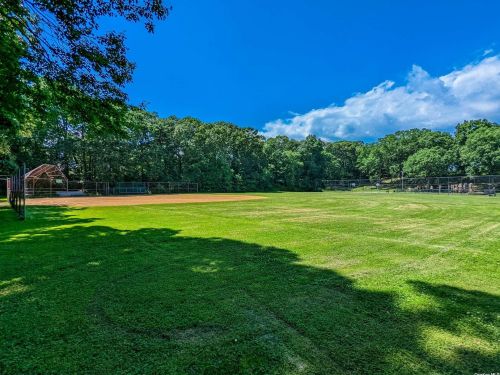 17 Torwood Ct, Huntington Station NY  11746-3811 exterior