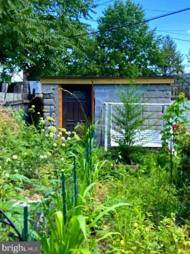 1216 Derry St, Harrisburg PA 17111-1141 exterior