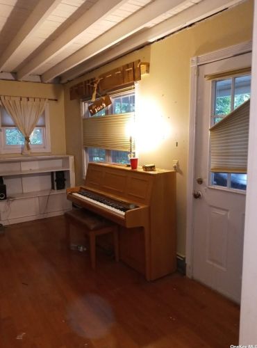 91 Upton Dr, Scotts Beach, NY 11789-2048