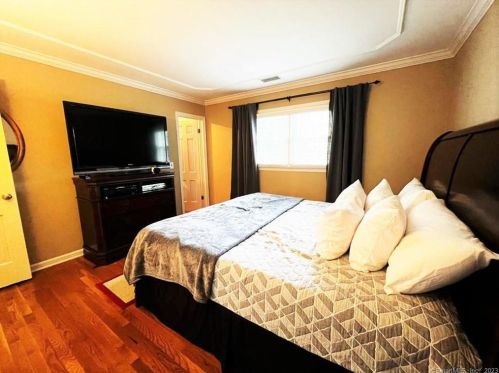 11 Camelot Dr, Norwalk CT 06850-2413 exterior