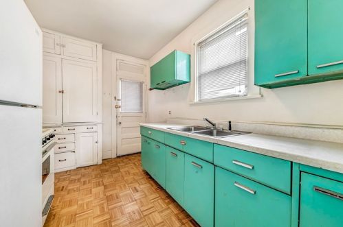 1025 Chartiers Ave, Pittsburgh PA  15220-4852 exterior