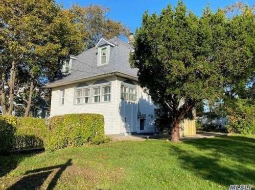 49 Gladys St, North Lindenhurst NY  11757-1202 exterior