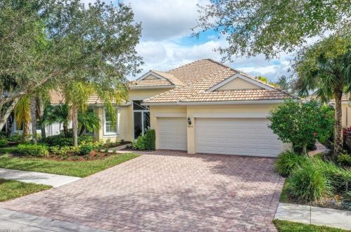 8613 Julia Ln, Naples, FL 34114-2747