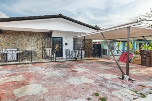 468 45th St, Hialeah, FL 33013-1860