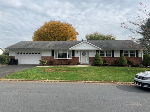 1545 Walnut Ln, Macungie, PA 18062-9407