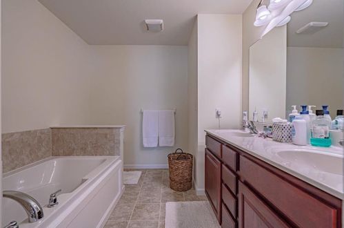 1105 Monarch Ln, Breinigsville PA  18031-9321 exterior