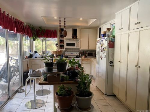 27537 Kenfel Dr, Santa Clarita, CA 91350-1746