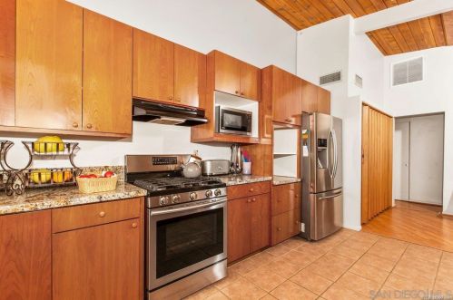 5022 Pacifica Dr, San Diego CA  92109-1502 exterior
