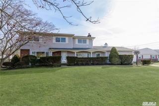 32 Angela Ln, Bayshore, NY 11706-8904