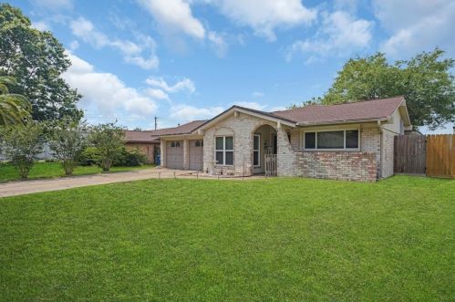 135 Loch Lomond Dr, League City, TX 77573-3621