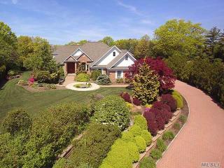 32 Mary Ct, Huntington Station NY  11747-1930 exterior