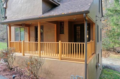 333 Dorothy Louise Dr, Jeannette, PA 15644-3506