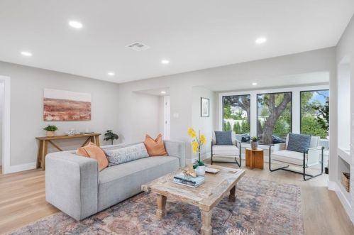 14942 Camarillo St, Van Nuys CA  91403-2004 exterior