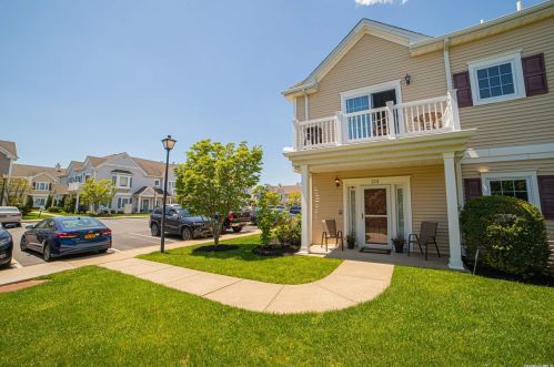 123 Kenneth Ct, Amityville, NY 11701-1558