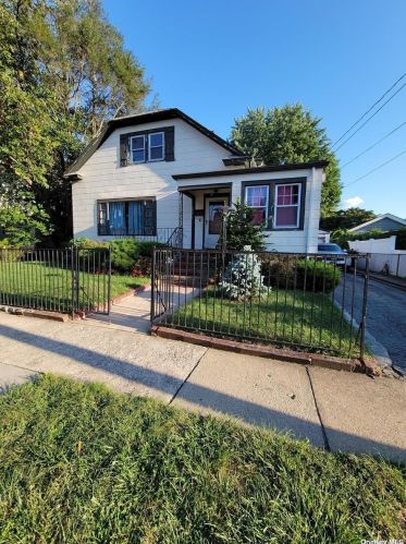 16 Crowell St, Hempstead, NY 11550-5114
