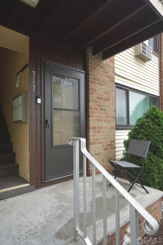 717 Cricket Ln, Woodbridge, NJ 07095-1556