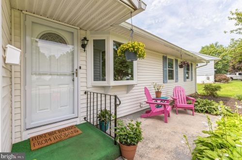 422 Chesterfield Dr, Downingtown, PA 19335-2302