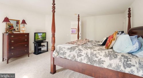 20906 Mcintosh Pl, Leesburg VA  20175-6372 exterior