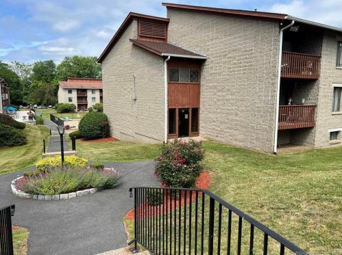 18 Prospect St, Manchester, CT 06040-5857