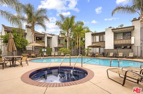 15511 Sherman Way, Van Nuys CA 91406-4143 exterior